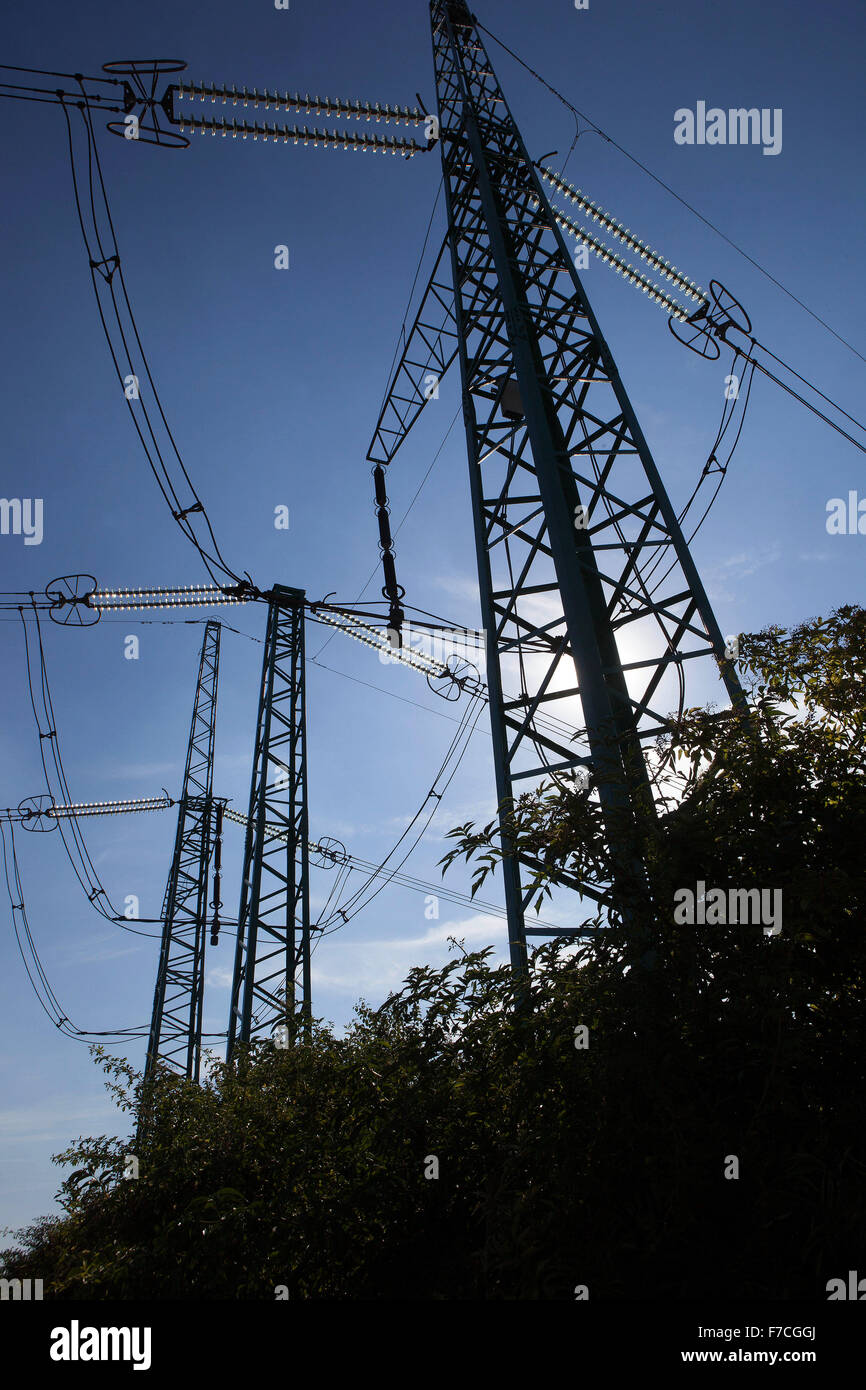 Linee elettriche piloni, fili nel cielo ad alta tensione, trasmissione di potenza Foto Stock