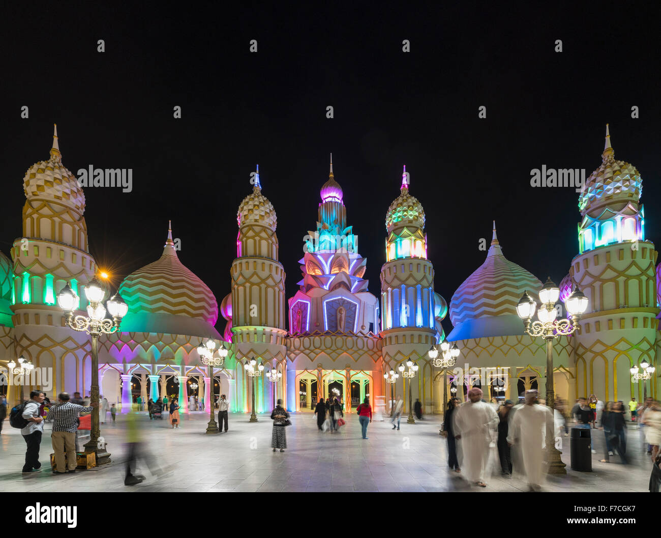Vista serale del cancello illuminata del mondo in un villaggio globale 2015 in Dubai Emirati Arabi Uniti Foto Stock