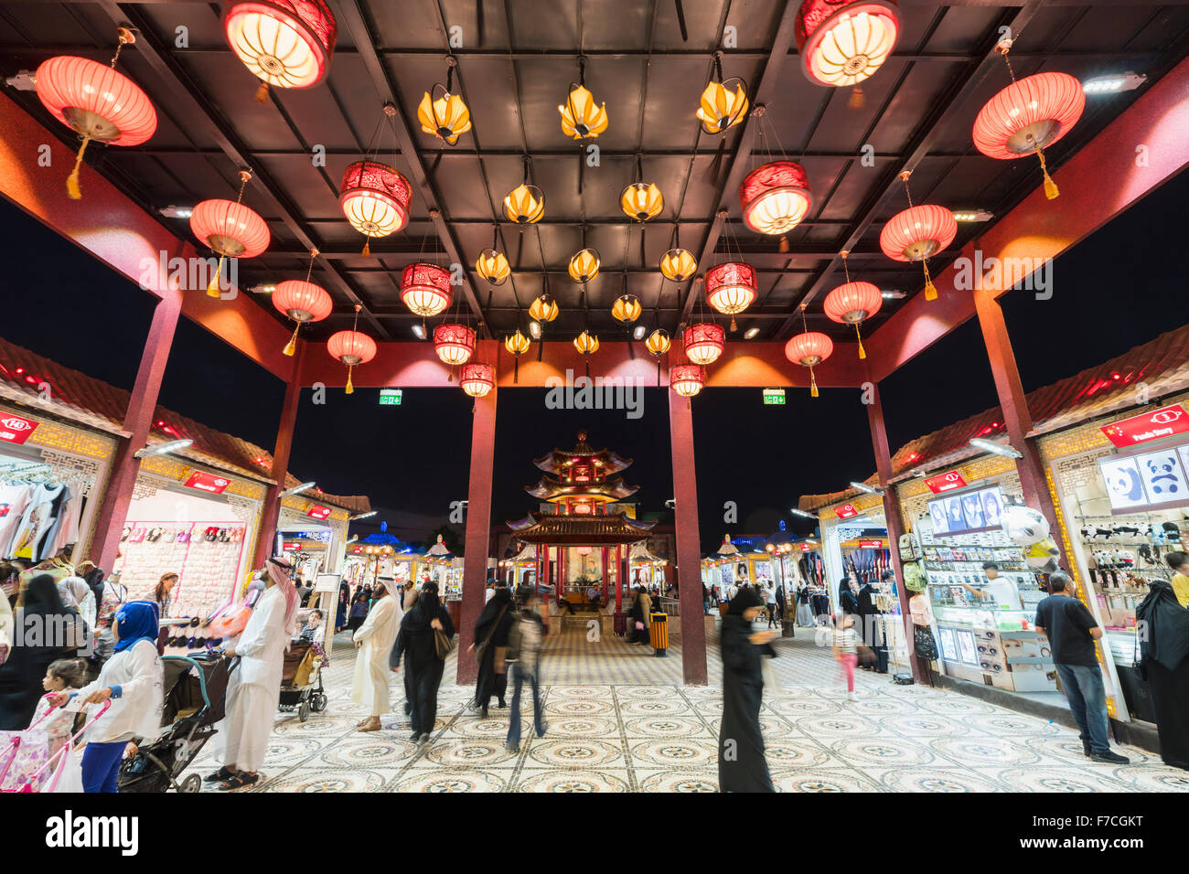 Illuminato Padiglione Cinese a notte al villaggio globale 2015 in Dubai Emirati Arabi Uniti Foto Stock