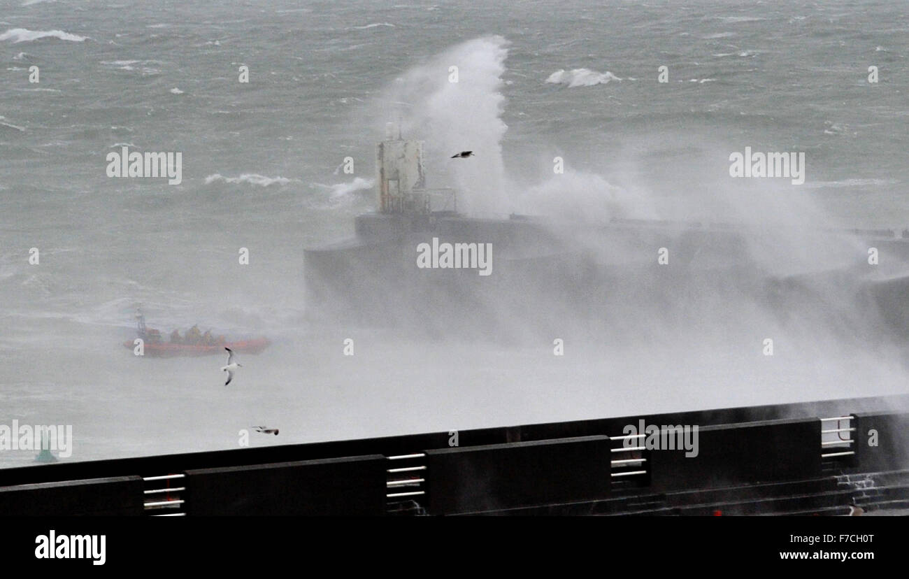 Brighton, Sussex, Regno Unito. Il 29 novembre 2015. La Brighton Marina scialuppa di salvataggio equipaggio sono sopraffatte da enormi onde che si infrangono sulla western parete del braccio di Brighton Marina come maltempo continua la pastella sulla costa a sud di credito oggi: Simon Dack/Alamy Live News Foto Stock