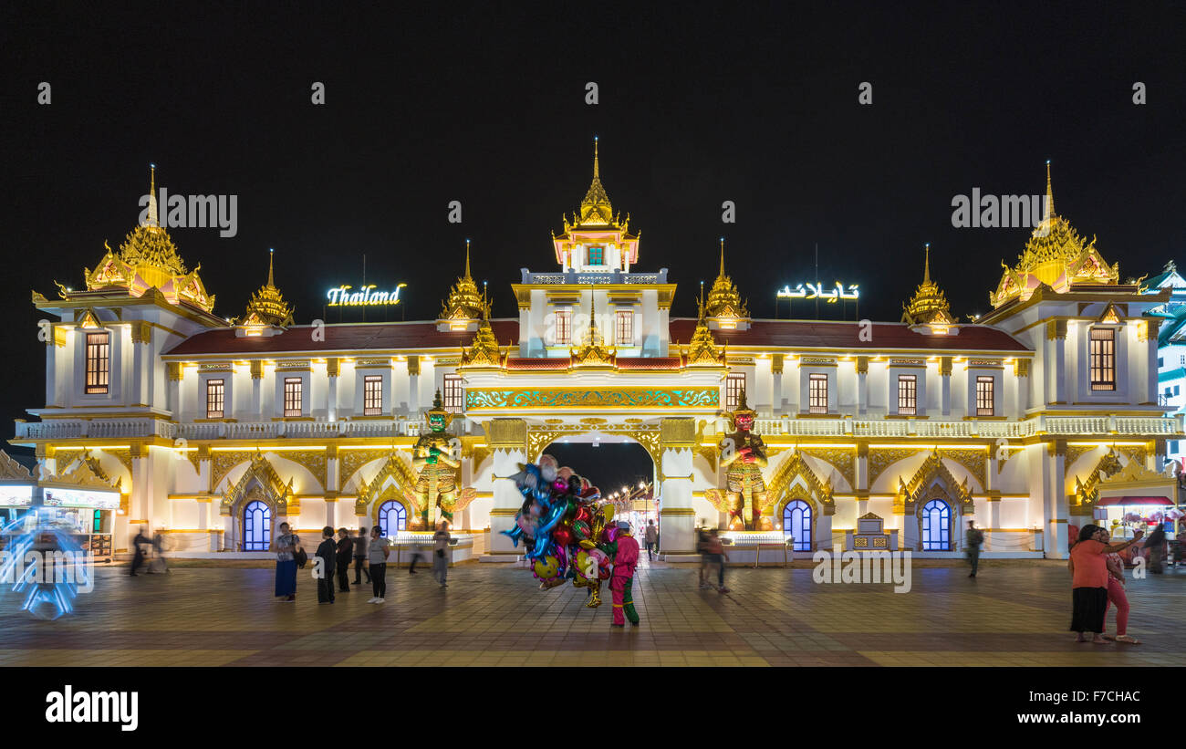 Illuminata dalla Thailandia padiglione alla notte al villaggio globale 2015 in Dubai Emirati Arabi Uniti Foto Stock