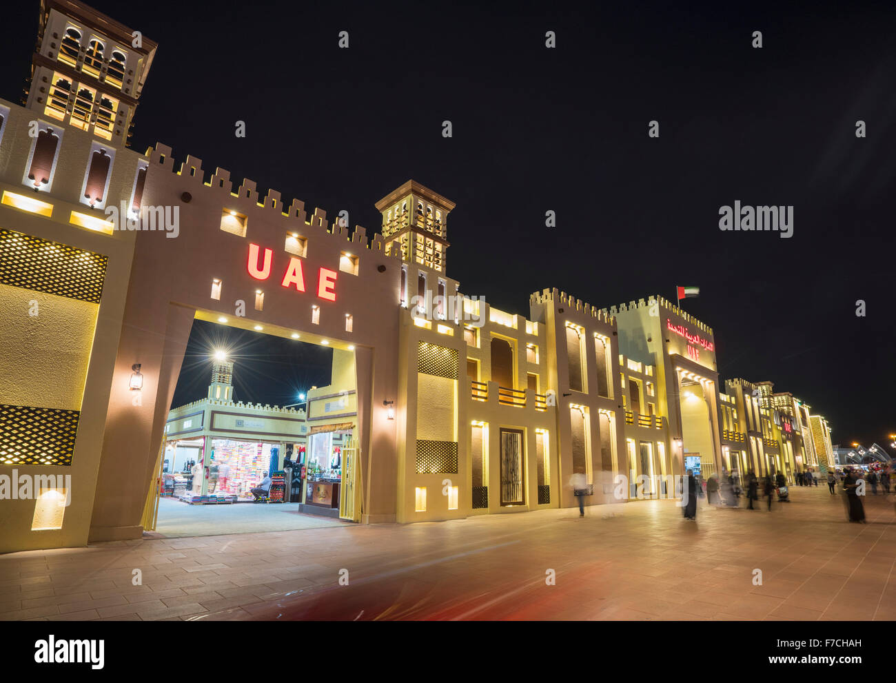 Illuminato padiglione degli EMIRATI ARABI UNITI a notte al villaggio globale 2015 in Dubai Emirati Arabi Uniti Foto Stock