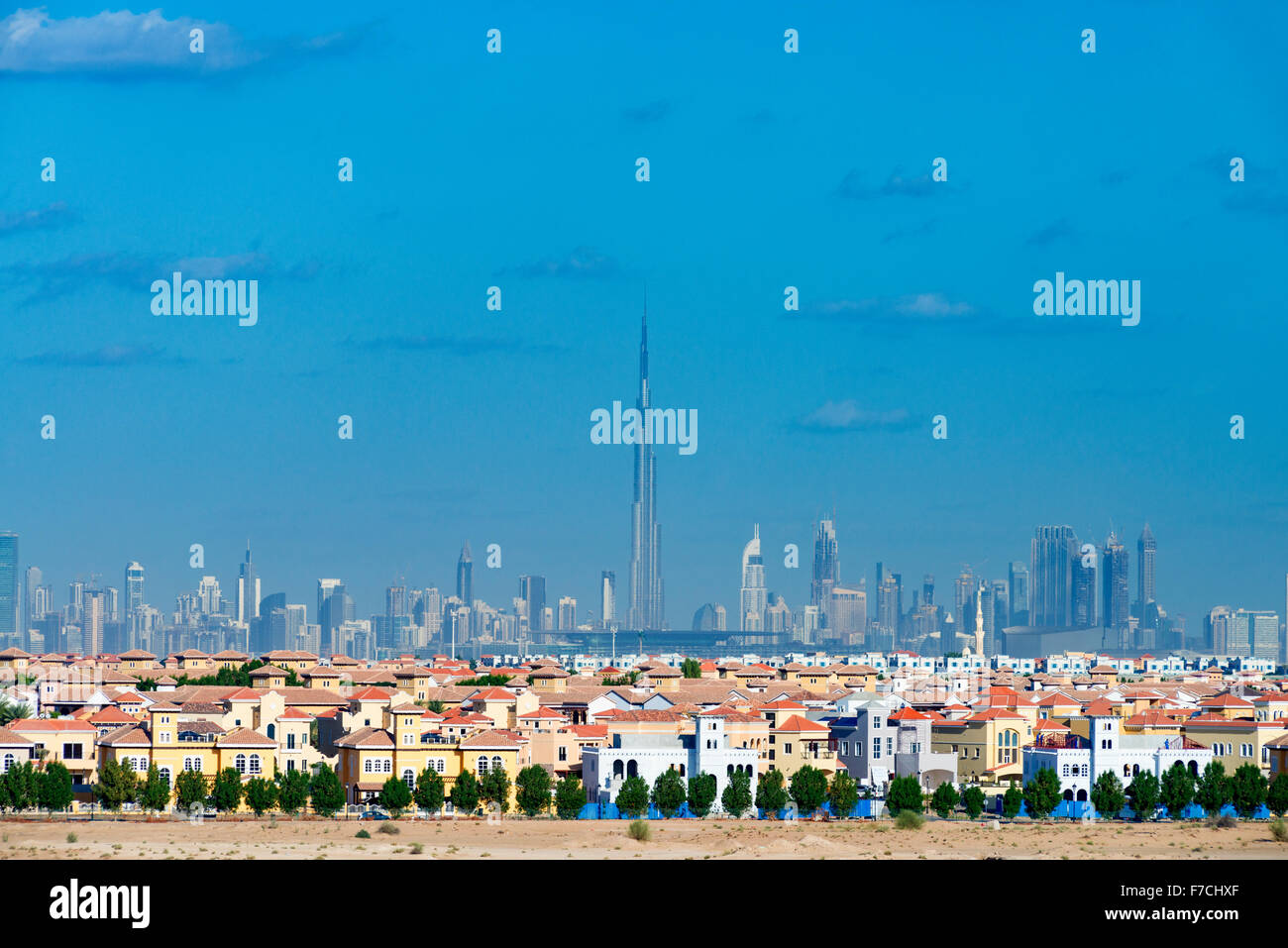 Skyline di Dubai con moderne ville di lusso in villa residenziale alloggio lo sviluppo in primo piano negli Emirati Arabi Uniti Foto Stock