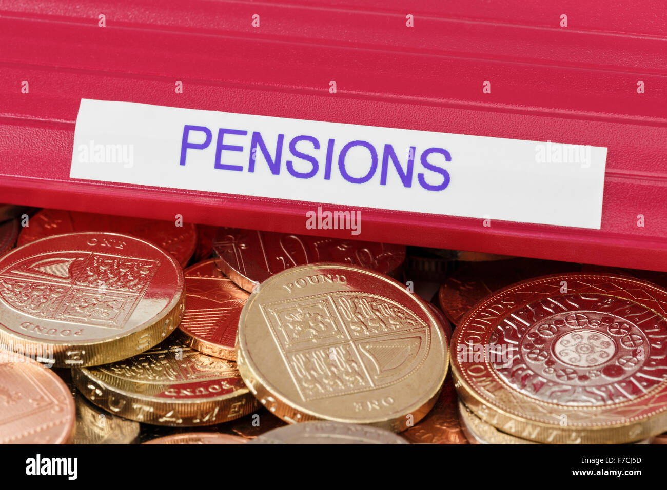 Pensioni portafoglio su una pila di Sterling Pound monete per illustrare investire del denaro per la previdenza per la vecchiaia e di pensione fondo pentola. Inghilterra Regno Unito Gran Bretagna Foto Stock
