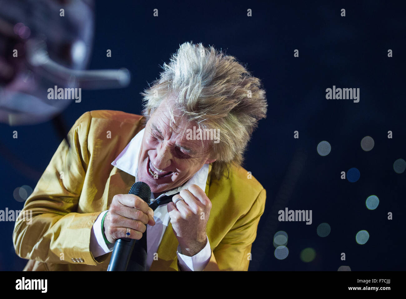 Dusseldorf, Germania. 29 Nov, 2015. Duesseldorf, Germania. 28 Nov, 2015. Cantante britannico Rod Stewart suona presso la Esprit Arena di Düsseldorf, Germania, 28 novembre 2015. Credito: dpa picture alliance/Alamy Live News Foto Stock