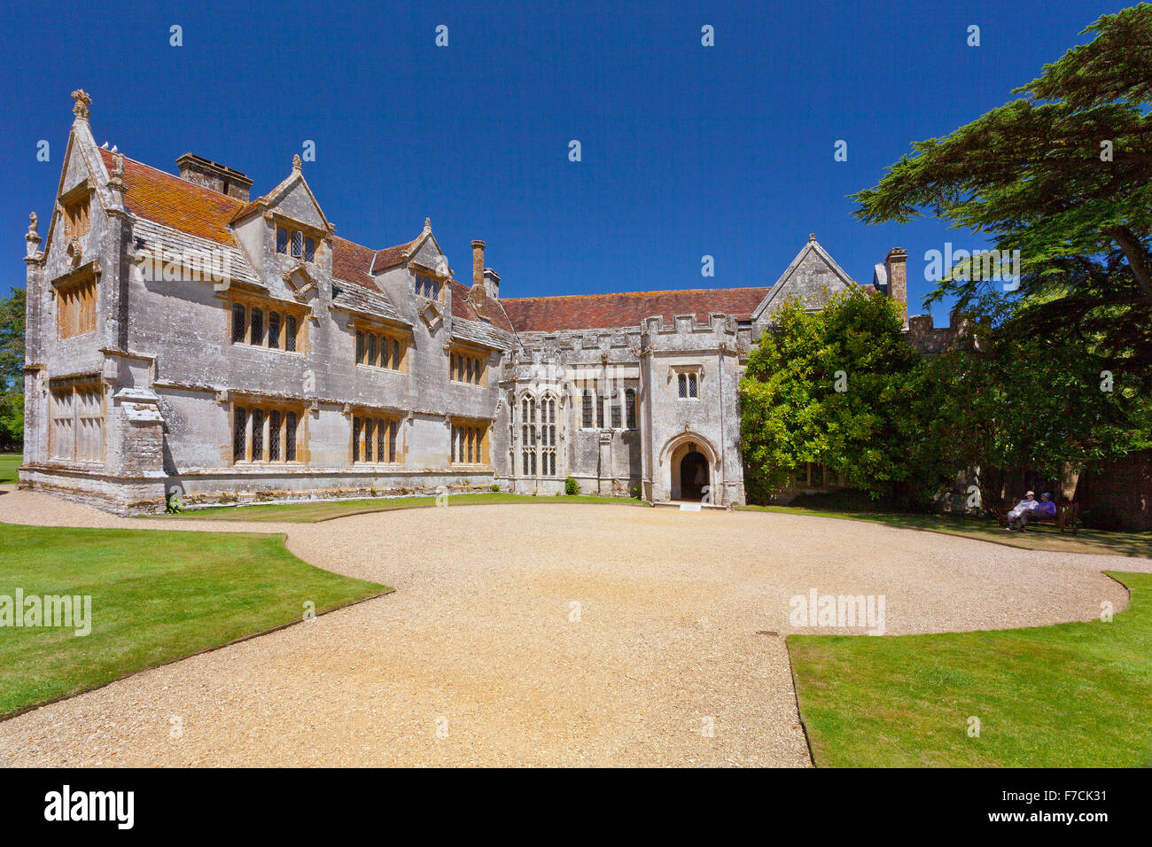 Due visitatori di ammirare l'imponente architettura del fronte sud e ala ovest della casa Athelhampton, Dorset, England, Regno Unito Foto Stock