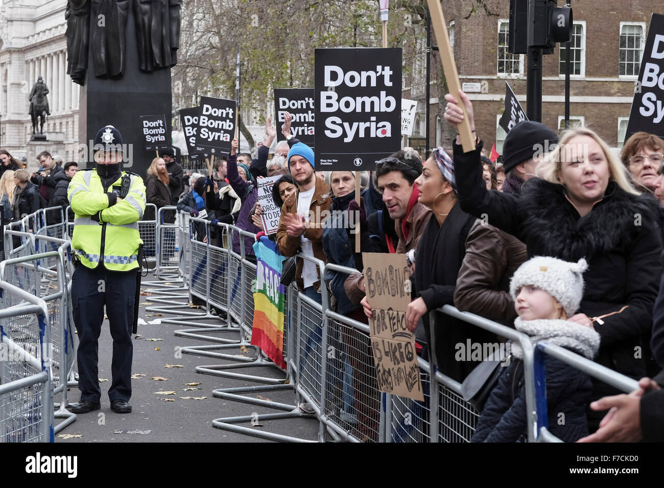 I dimostranti si riuniscono di fronte a Downing Street a Londra per protestare contro il governo del Regno Unito proposta di iniziare il bombardamento di Siria. Foto Stock
