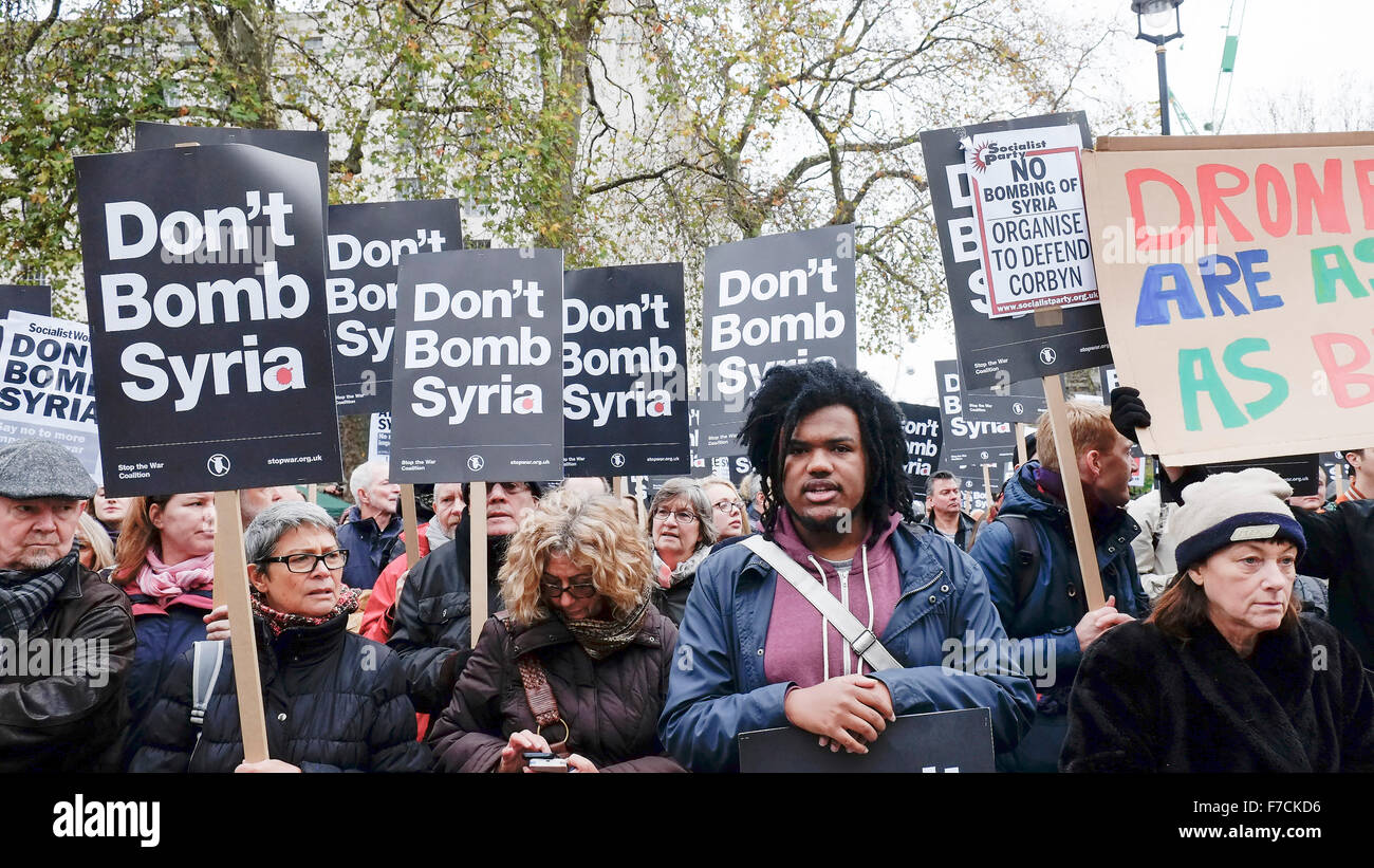 I dimostranti si riuniscono di fronte a Downing Street a Londra per protestare contro il governo del Regno Unito proposta di iniziare il bombardamento di Siria. Foto Stock