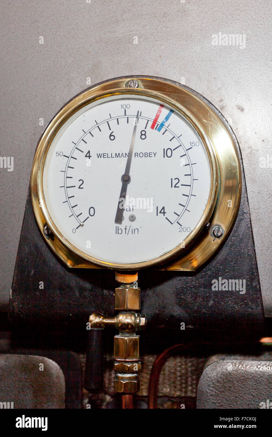 La caldaia misuratore di pressione nella camera del motore di conserve di battello a vapore "Kingswear Castle', Dartmouth, Devon, Inghilterra, Regno Unito Foto Stock