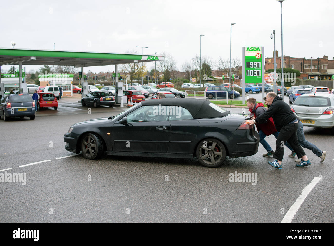 West Bridgeford,Nottinghamshire,29 Novembre 2015.UK: automobilista rush per riempire i loro veicoli con carburante sull'ultimo giorno di Asda price-caduta dei prezzi del carburante senza piombo ,a 99,7 e 103,7 diesel per litro .Alcuni il funzionamento a secco a breve di piazzale antistante . Credito: Ian Francesco/Alamy Live News Foto Stock