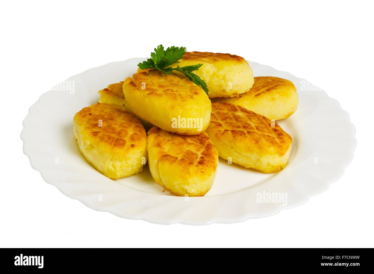 Torte di patate con funghi sulla piastra, isolato su sfondo bianco Foto Stock
