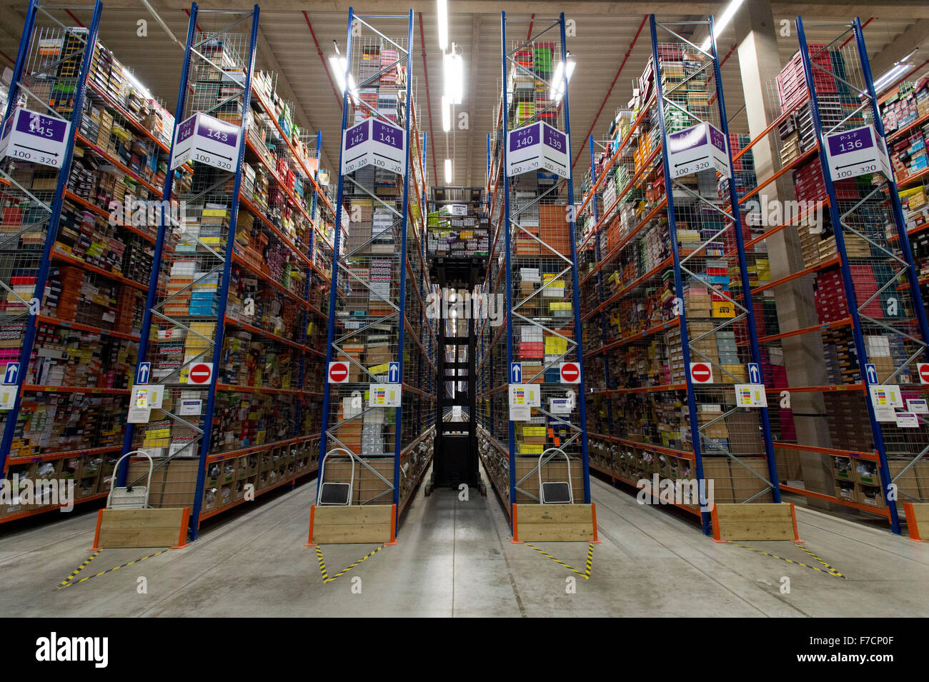 Il magazzino di Amazon Fulfillment nel centro di Swansea, Galles del Sud. Amazon hanno assunto un numero di personale supplementare per il Natale. Foto Stock