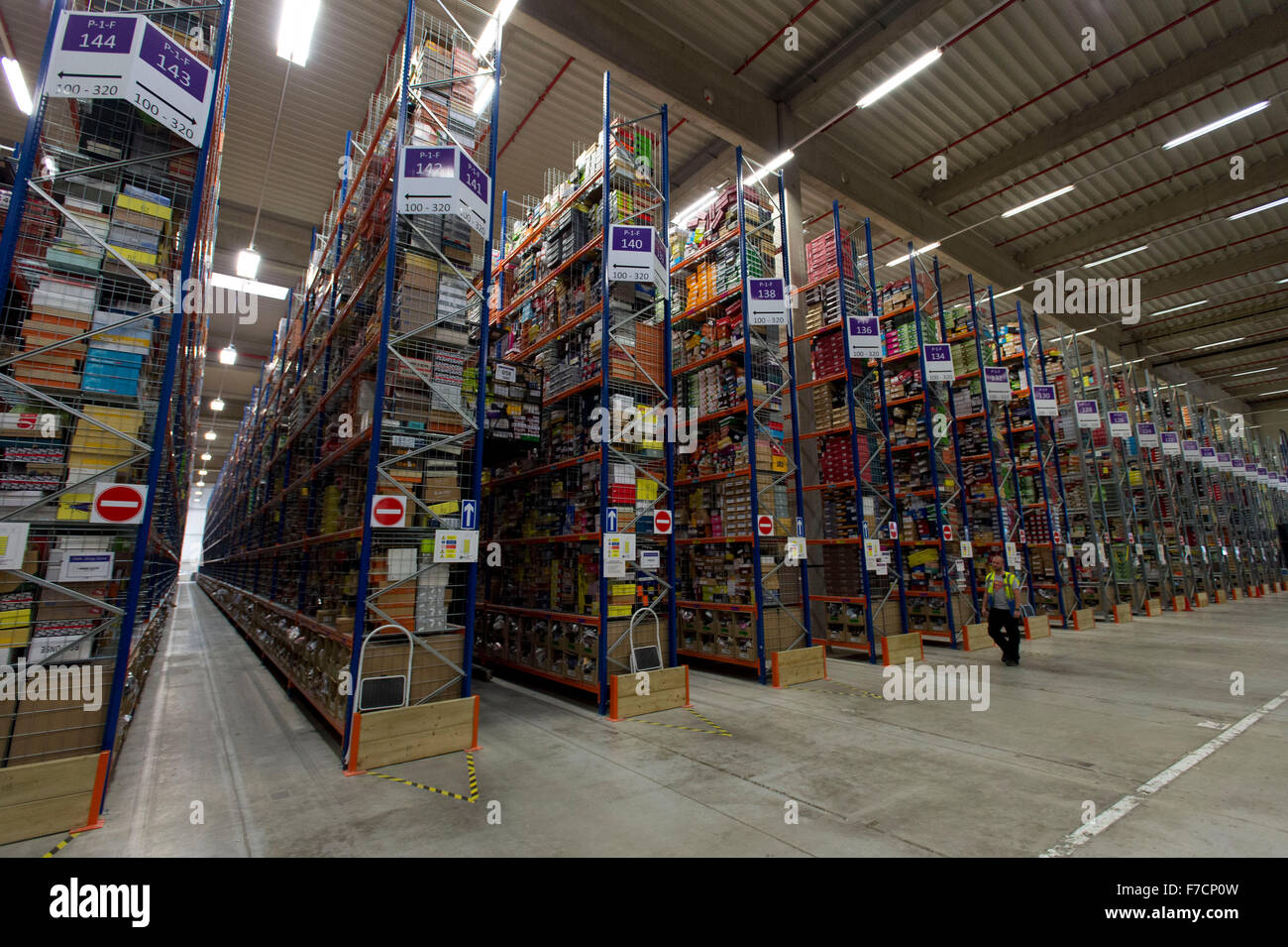 Il magazzino di Amazon Fulfillment nel centro di Swansea, Galles del Sud. Amazon hanno assunto un numero di personale supplementare per il Natale. Foto Stock