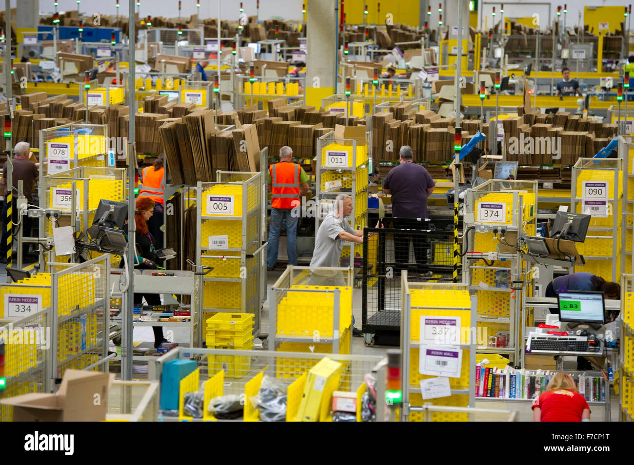 Selettori di magazzino nel centro di distribuzione Amazon warehouse in Swansea, Galles. Personale supplementare sono assunti su Cyber lunedì e venerdì nero Foto Stock