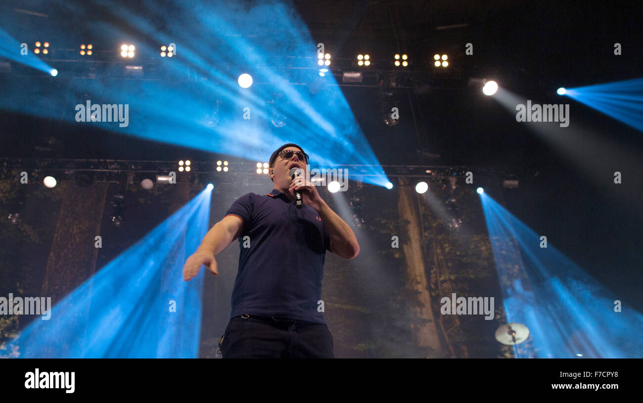 Amburgo, Germania. 28 Nov, 2015. Il rapper Koenig Boris di hip hop tedesco band Fettes Brot esegue sul palco del Barclaycard-Arena ad Amburgo, Germania, 28 novembre 2015. Fettes Brot concluso il loro 'adolescente vom Mars' (adolescente da Marte) tour. Foto: Axel HEIMKEN/dpa/Alamy Live News Foto Stock