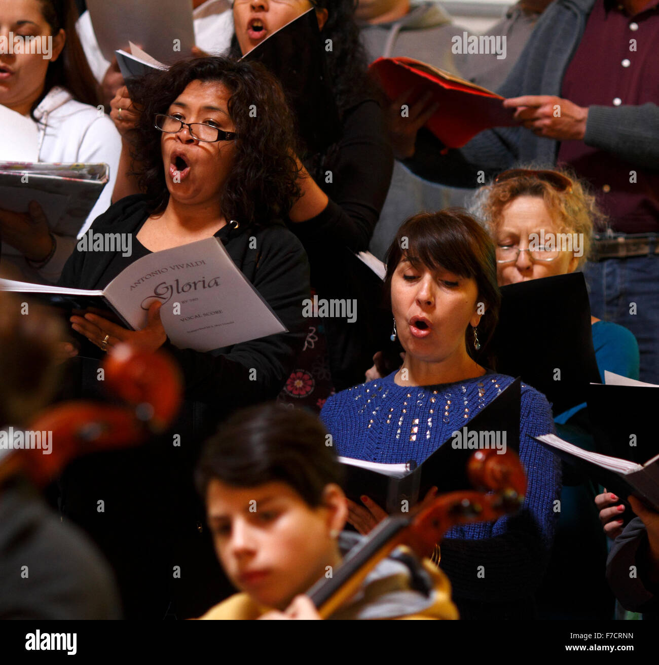 Coro esercitarsi in una chiesa. Foto Stock