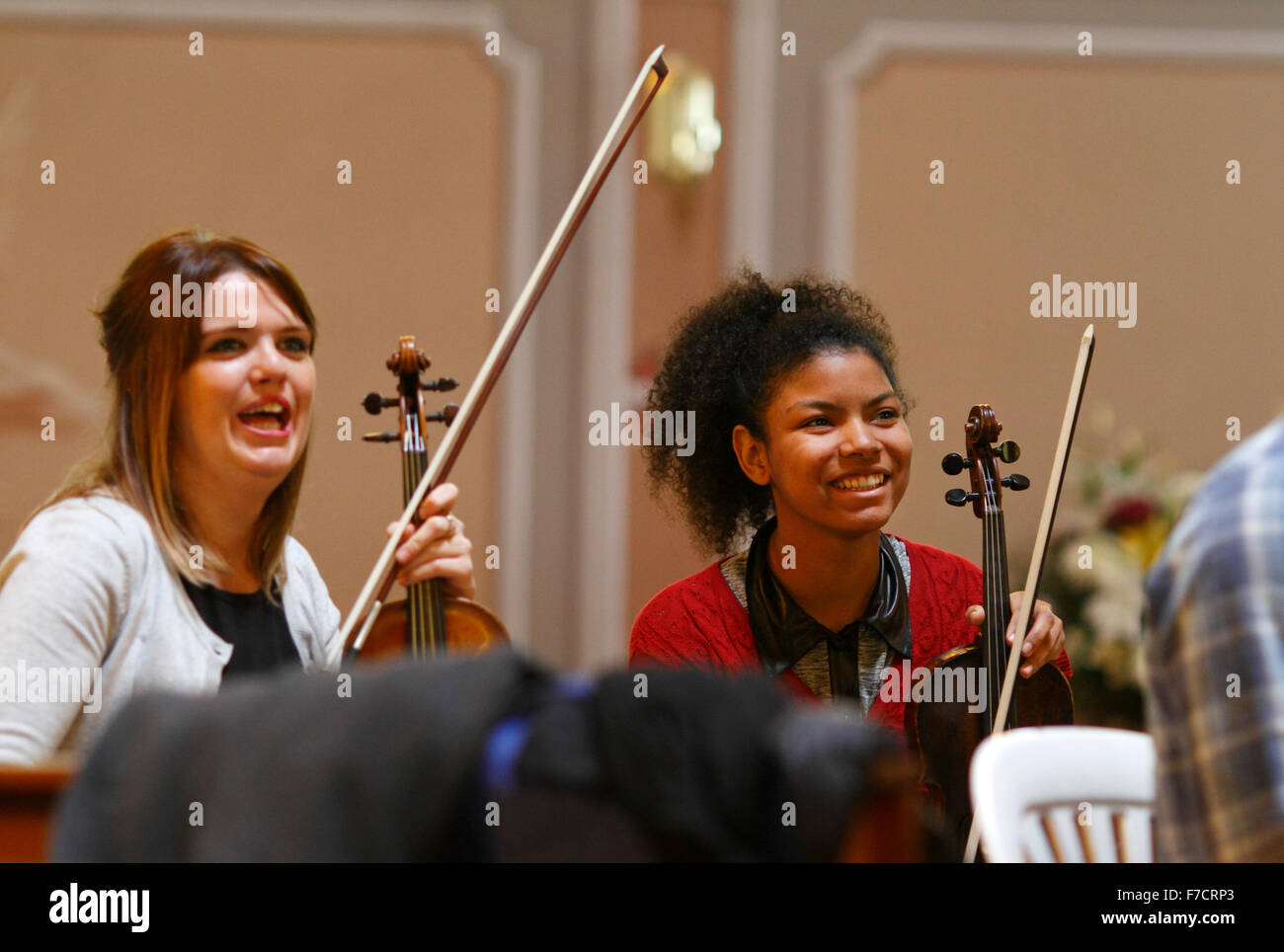 Due giovani violinisti ridere in prove Foto Stock