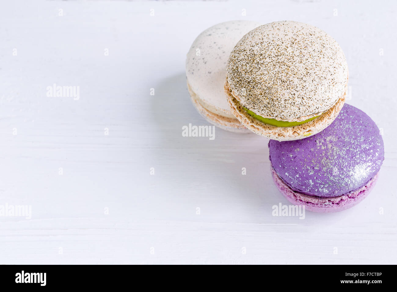 Macaron è francese dessert tradizionale o uno spuntino con colori vividi. Foto Stock