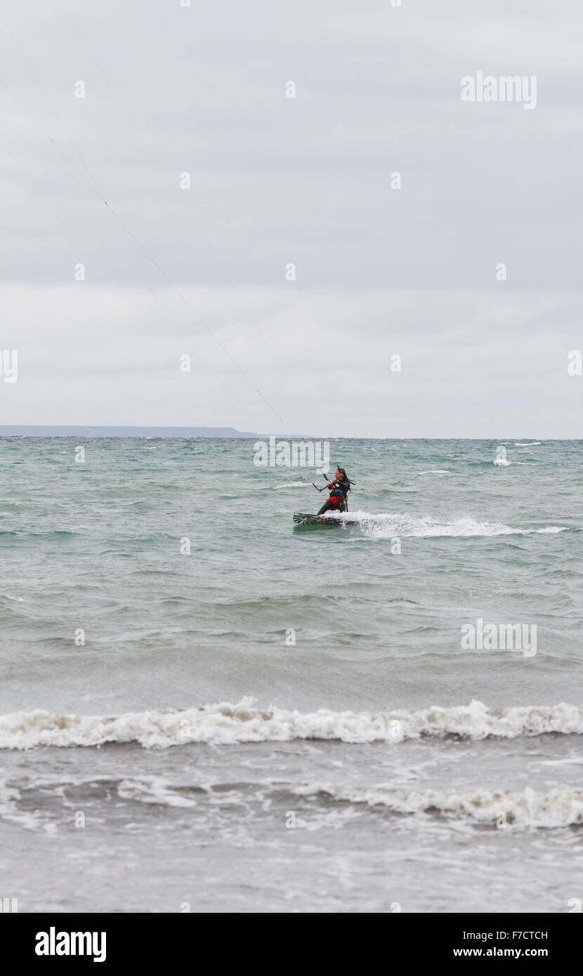 Giovane donna kite surf sul mare. Foto Stock