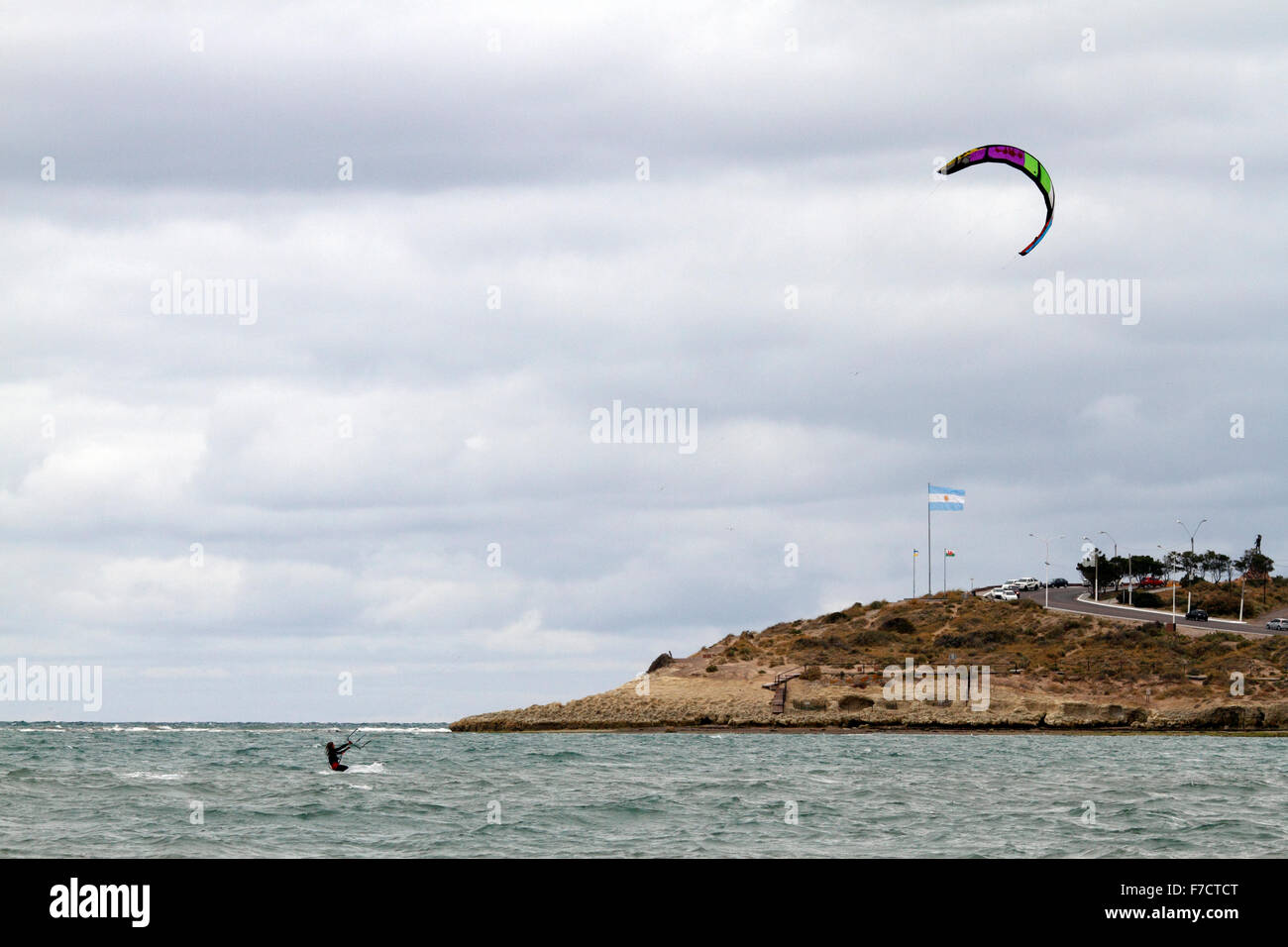 Giovane donna kite surf sul mare. Foto Stock