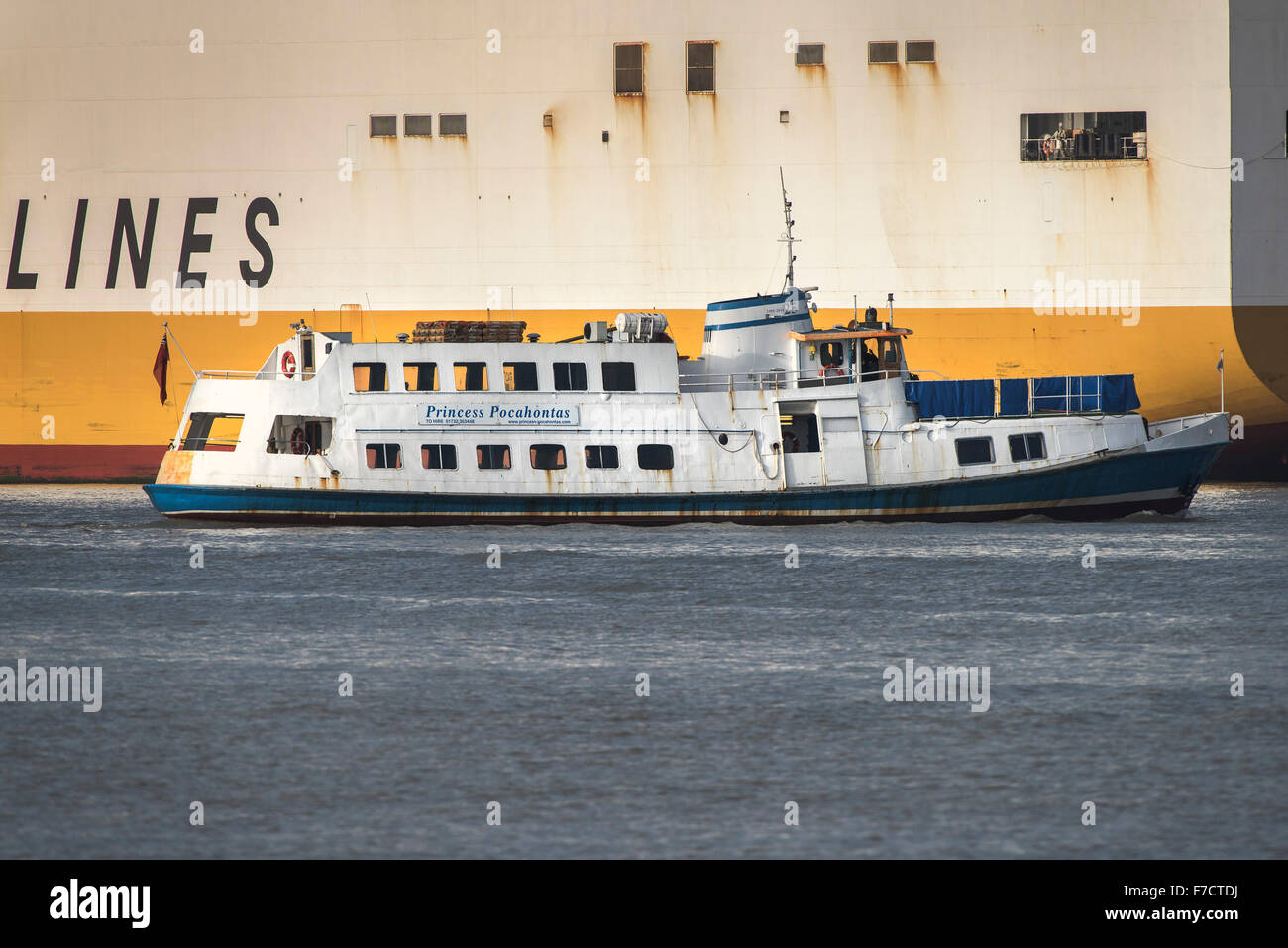 La nave traghetto Princess Pocahontas è sopraffatte dalla grande grande contenitore Congo nave sul fiume Tamigi. Foto Stock