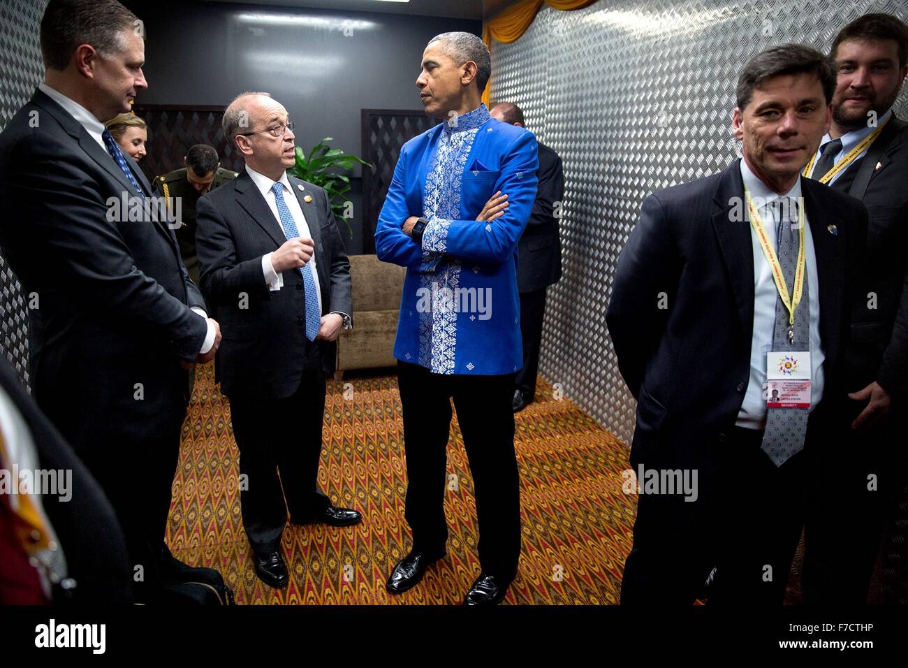 Stati Uniti Il presidente Barack Obama, indossando un tradizionale songket camicia, colloqui con Assistente Segretario di Stato Danny Russel prima di una cena di gala presso l'associazione del sud-est asiatico vertice Nazione Novembre 21, 2015 a Kuala Lumpur, Malesia. Foto Stock