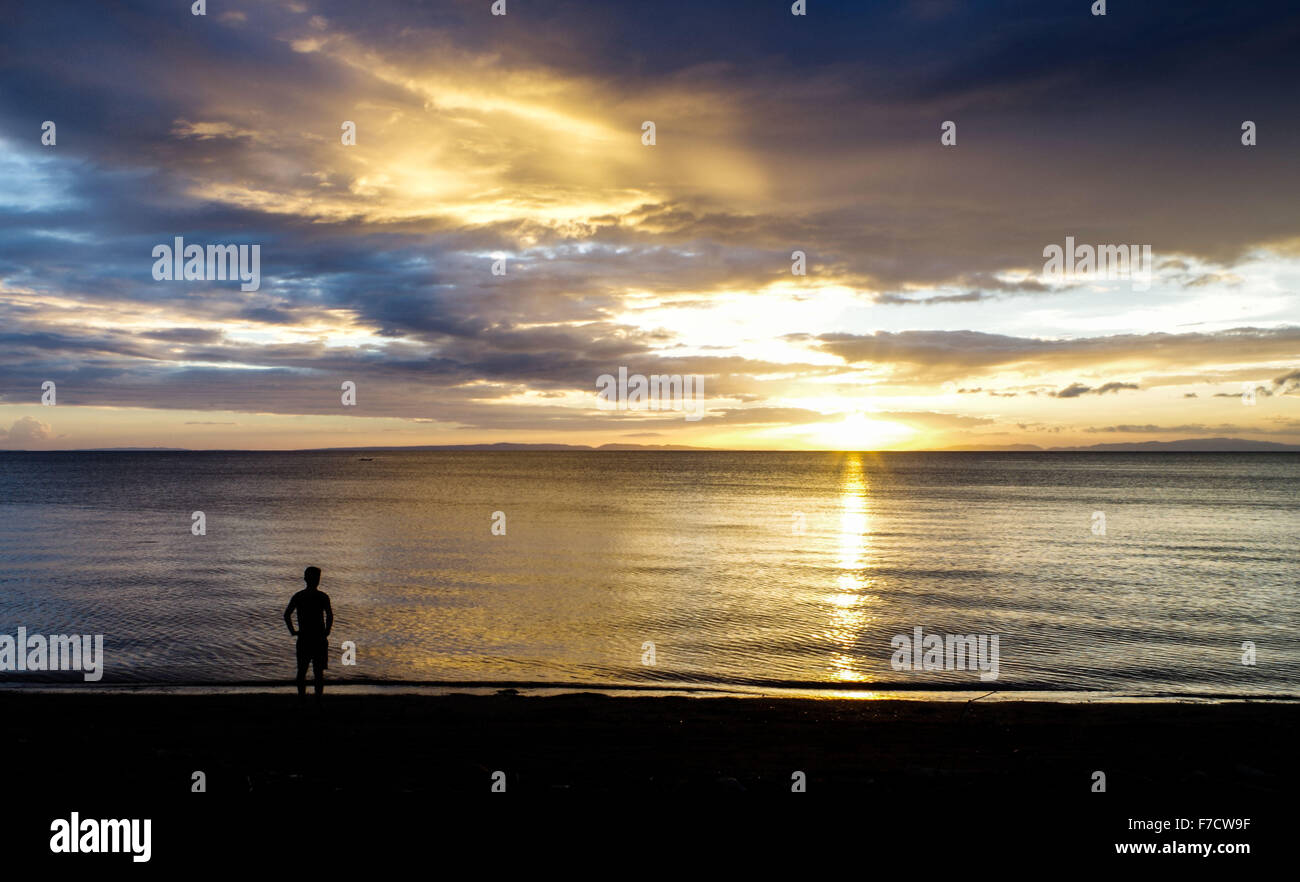 Drammatica Cielo di tramonto sul Mare delle Filippine Foto Stock