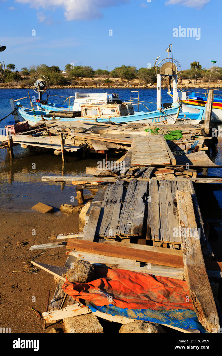Pontile di fortuna per la pesca in barca, Potamos Creek, Cipro. Foto Stock