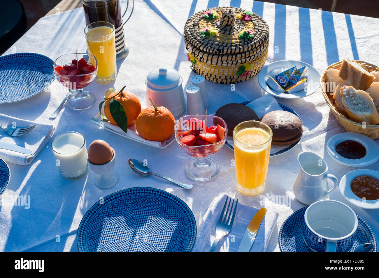 Ristorante e bar Colazione La colazione è servita al fresco nel Riad di Marrakech, Marocco Foto Stock