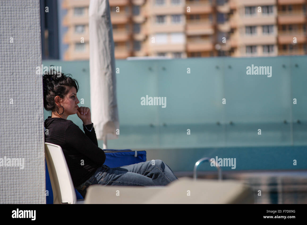 Un accattivante bruna giovane donna a lato della piscina, in un hotel in Turchia Foto Stock