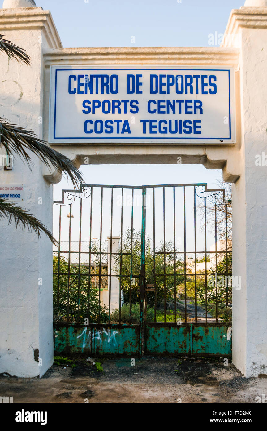 Abbandonato il centro sportivo in Costa Teguise, Lanzarote. Foto Stock