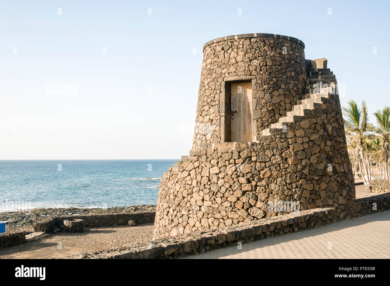 Round Tower Defense con il mare in una cittadina Spagnola Foto Stock