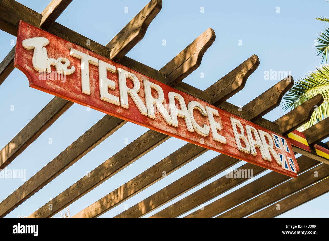 Il Bar con terrazza, un British pub inglese in spagnolo un resort turistico Foto Stock