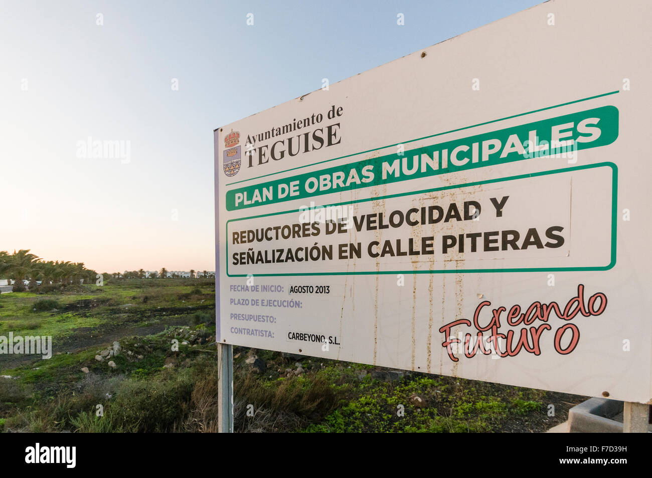 Segno sulla Lanzarote area comunale di Teguise pubblicità ad un grande progetto di costruzione ma non accade a causa di una recessione Foto Stock