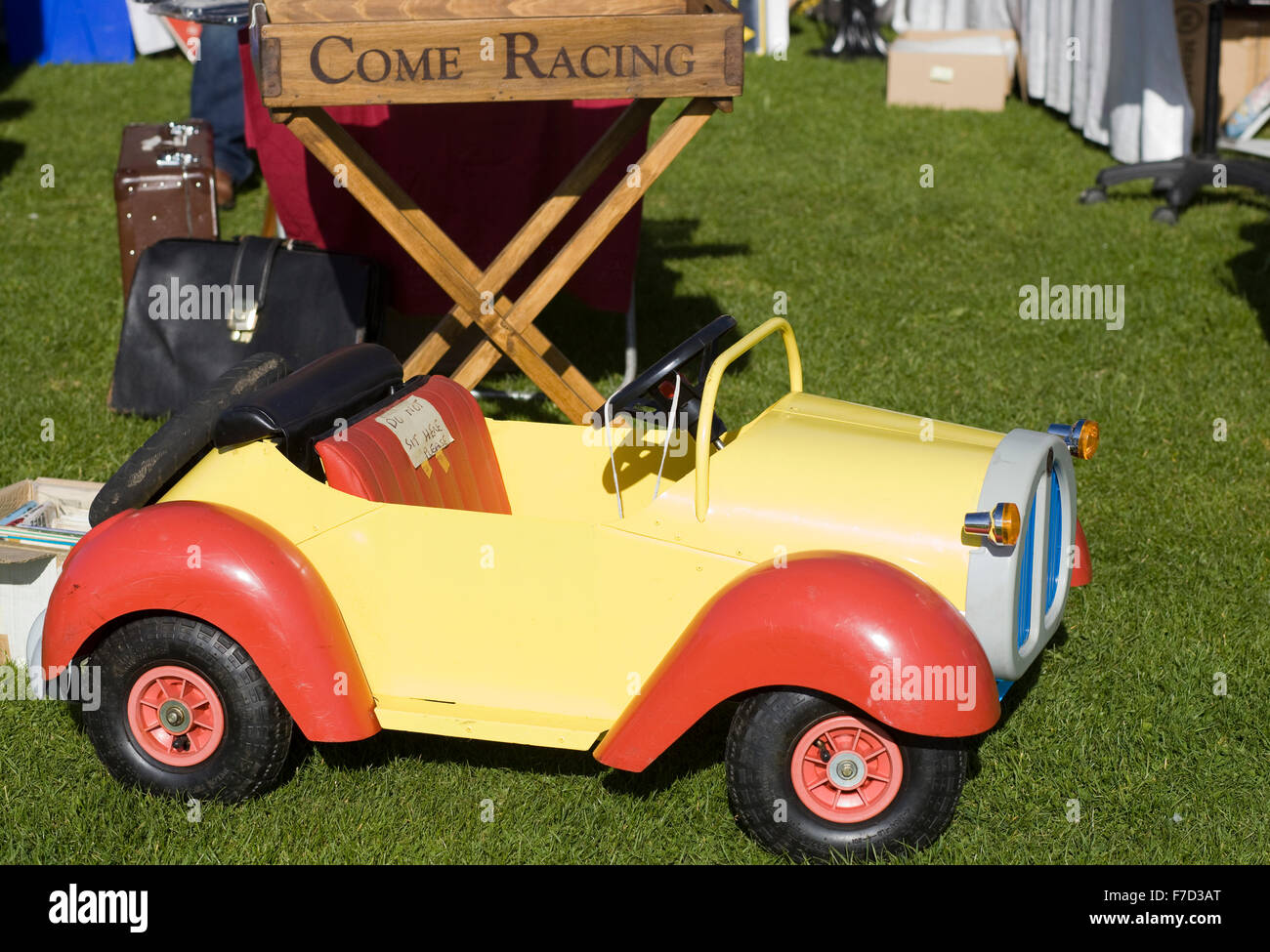 Noddy giocattolo auto con un venire racing box in legno tavolo su un bric e brac in stallo Foto Stock