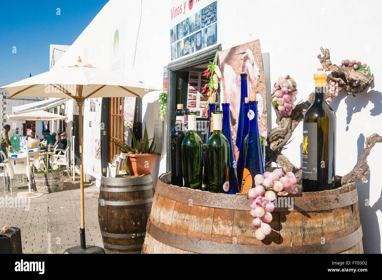 Le bottiglie di vino in un barile al di fuori di un cafe spagnolo Foto Stock