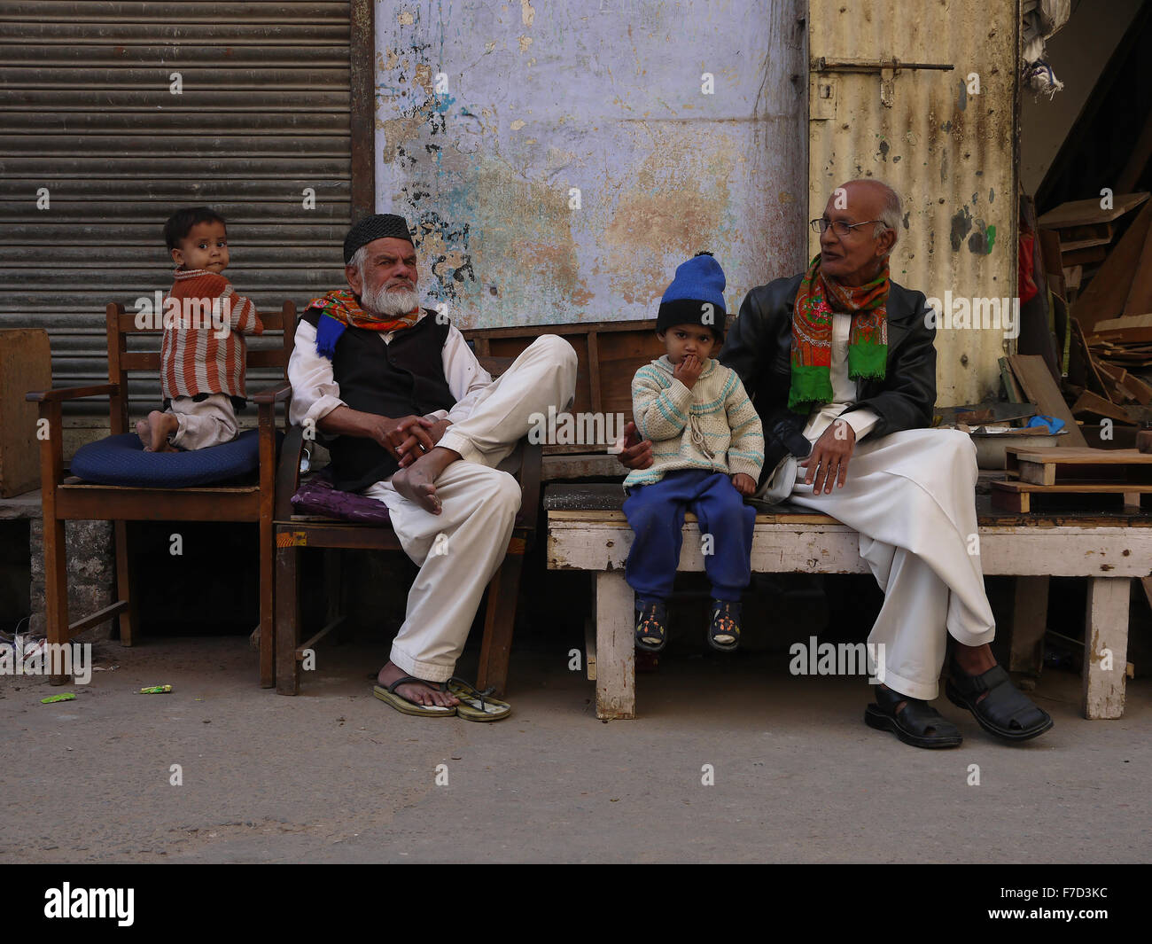 Ritratto di anziani e giovani cittadini indiani seduta rilassante. Backstreet di Jaipur India Foto Stock