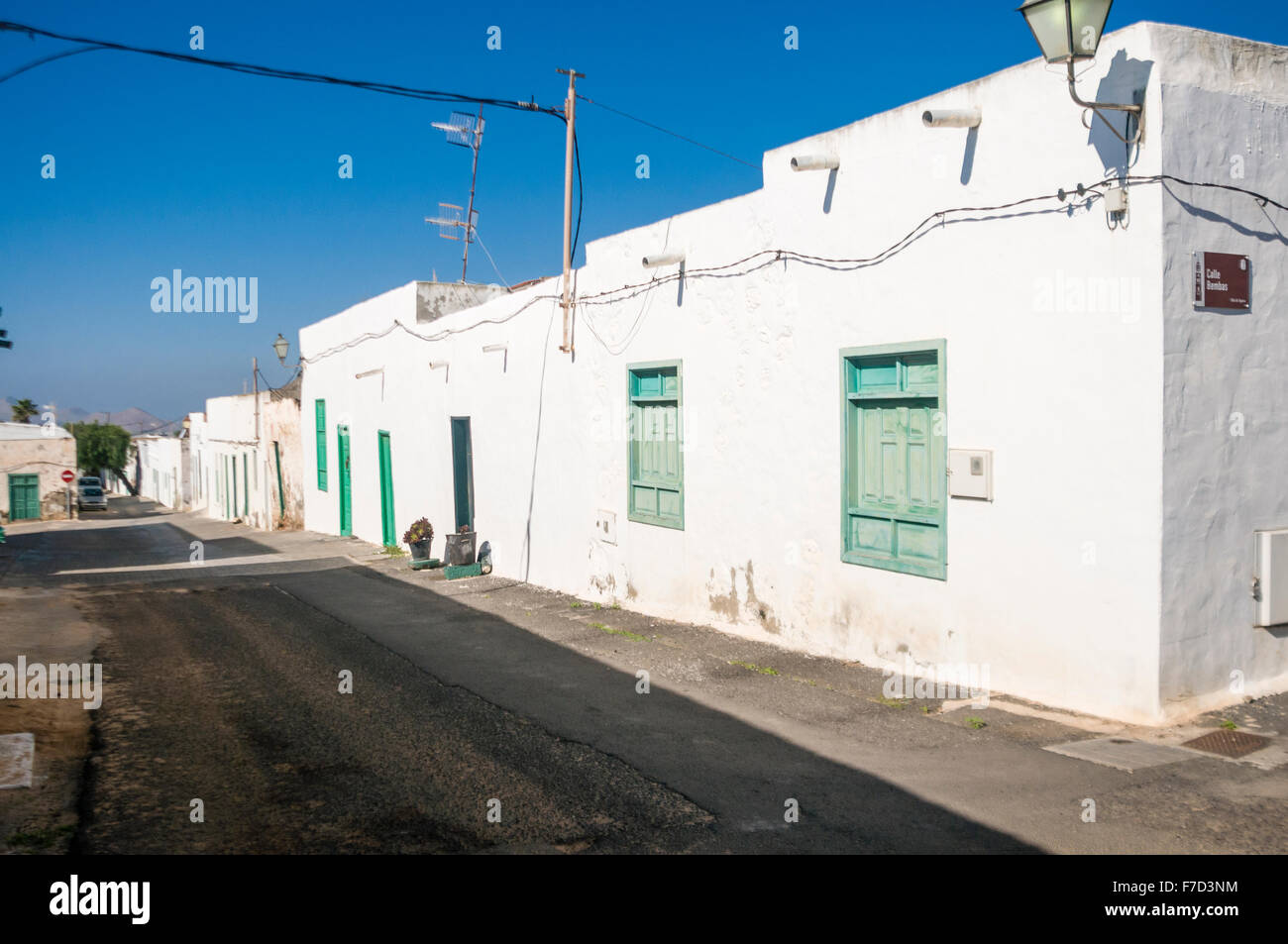 Case bianche su un vuoto strada spagnolo Foto Stock