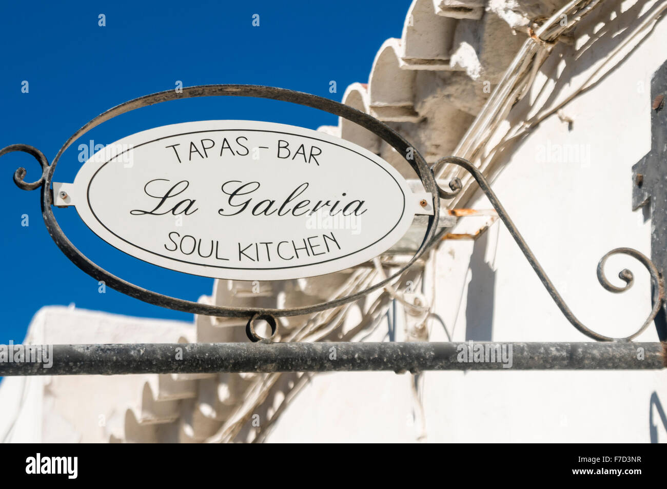 Segno al di fuori di un tapas bar in una cittadina spagnola 'La Galeria' Soul kitchen Foto Stock