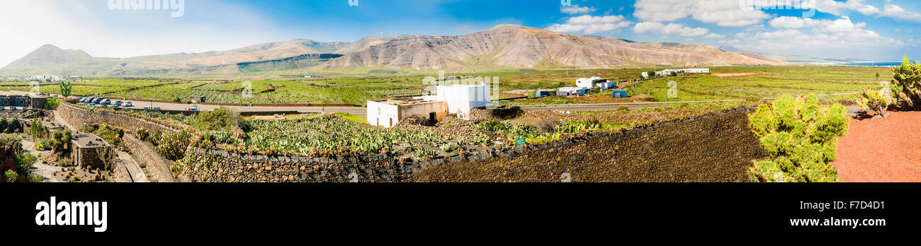 Panorama di montagne vulcaniche a Lanzarote Foto Stock