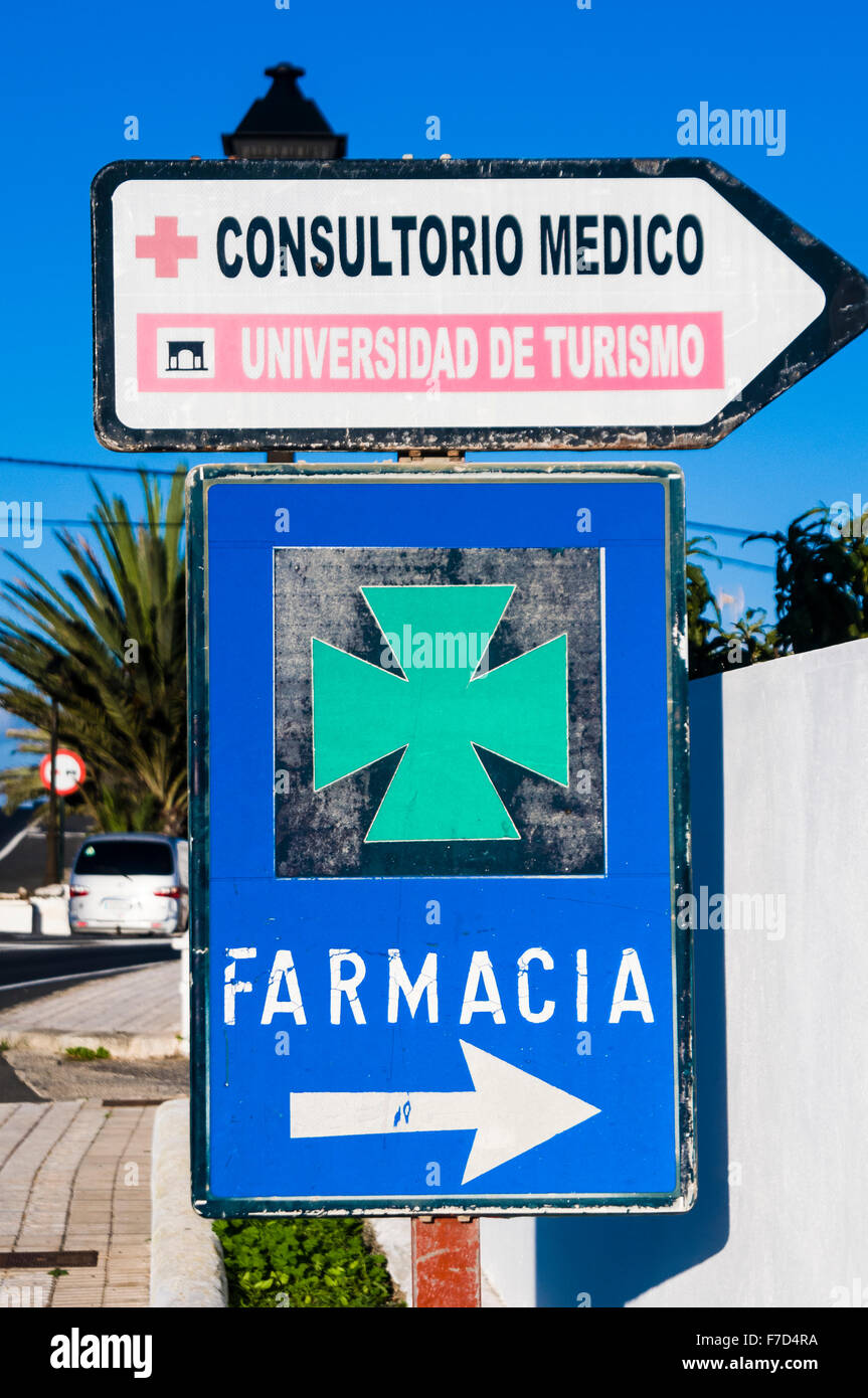 Sign in una cittadina spagnola per la farmacia (Farmacia/farmacia) Foto Stock