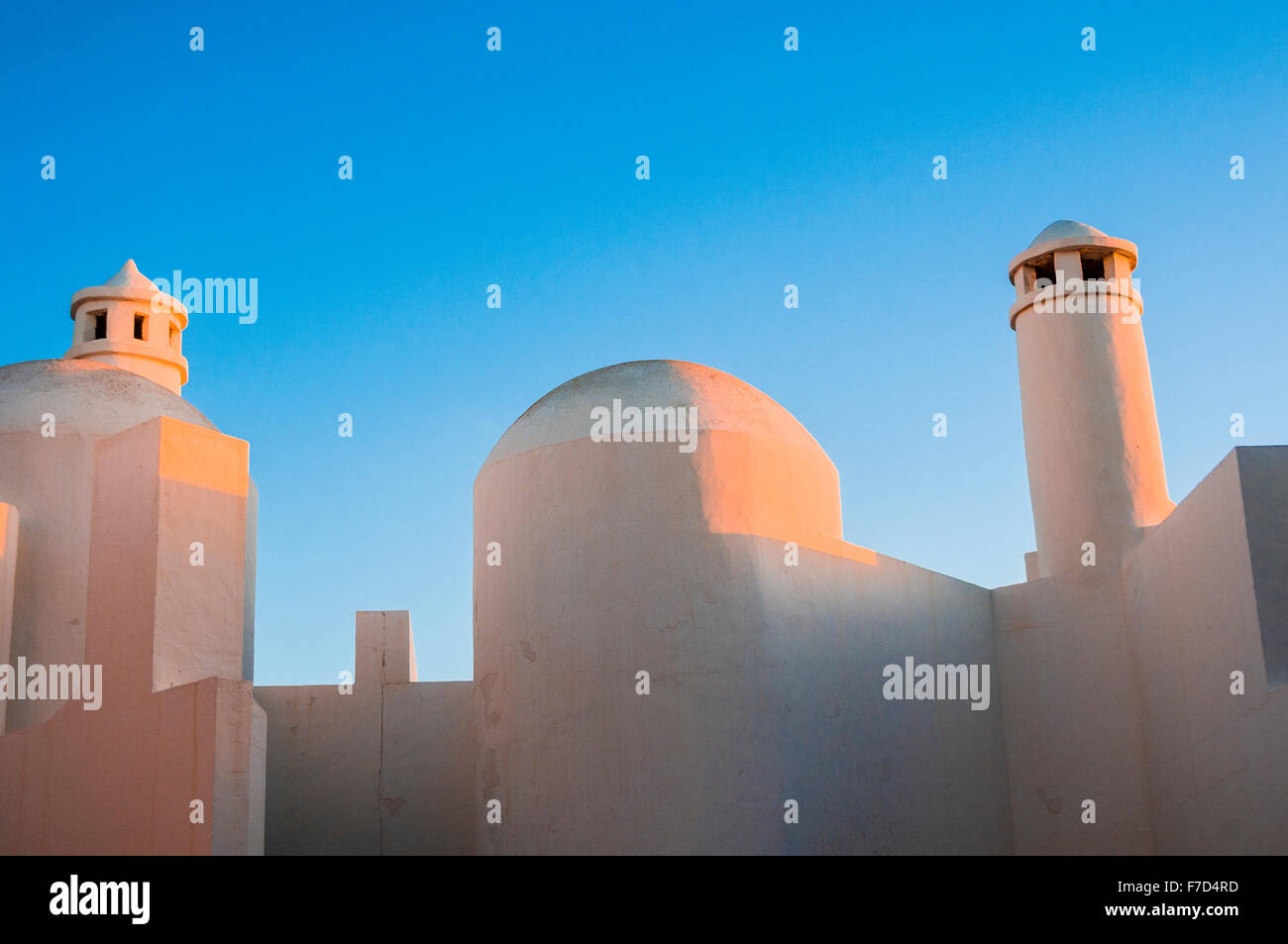 Golden Sunset colpendo il tetto di un islamico edificio di stile Foto Stock