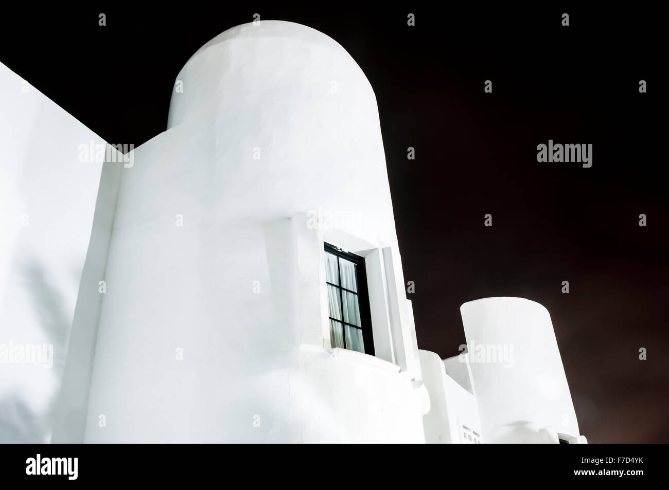 Dipinto di bianco edificio spagnolo di notte Foto Stock