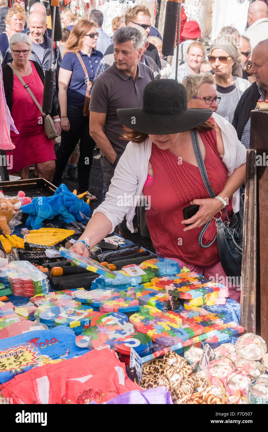Gli amanti dello shopping al mercato di domenica nella città di Lanzarote di Teguise Foto Stock