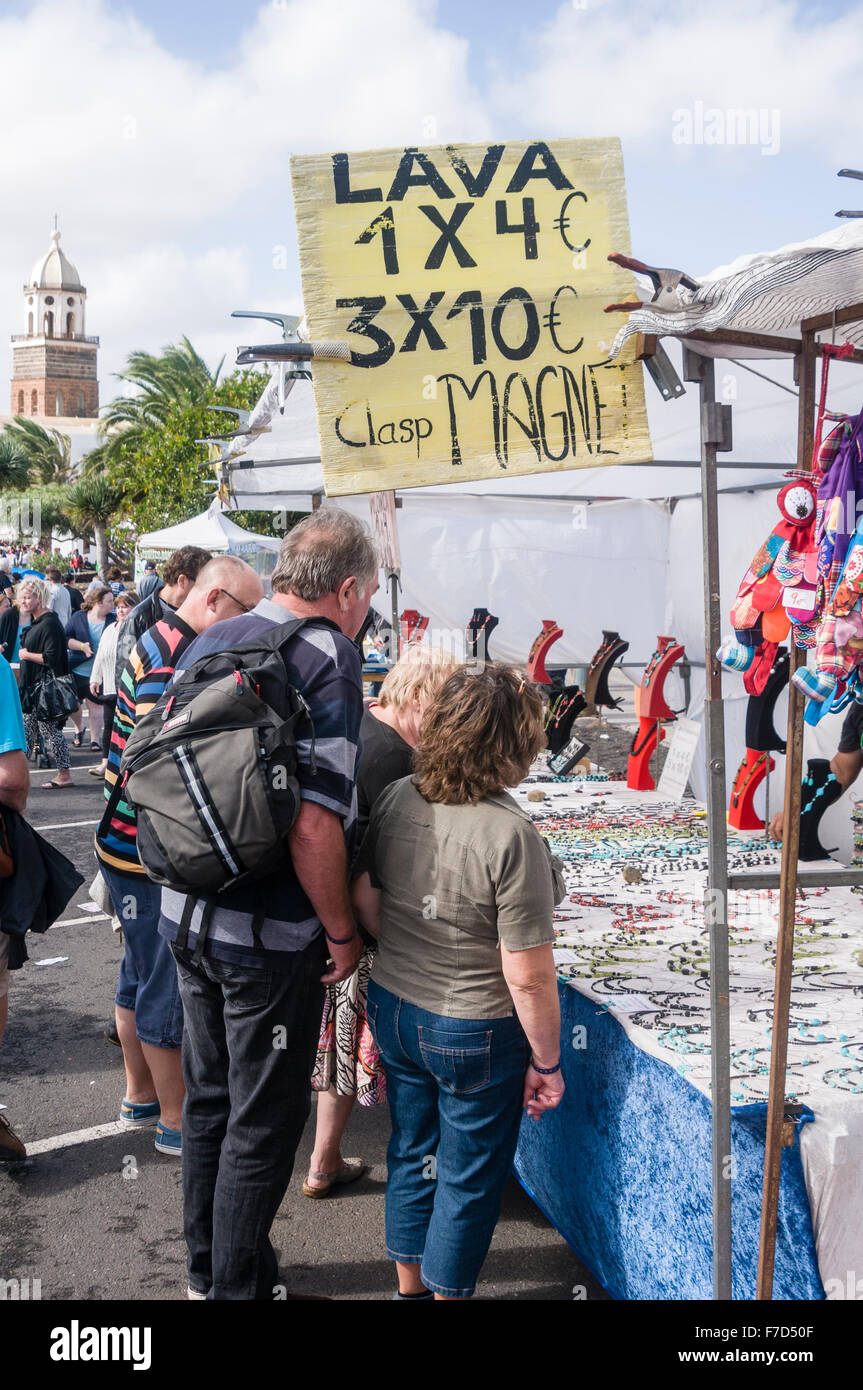Gli amanti dello shopping al mercato di domenica nella città di Lanzarote di Teguise Foto Stock