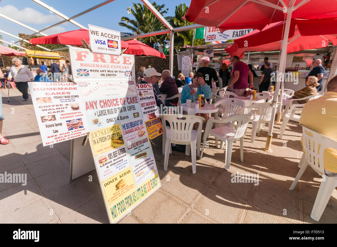 Sign in spagnolo un resort turistico di mercato di pubblicità di stallo reale inglese britannico di alimenti a cafe van Foto Stock