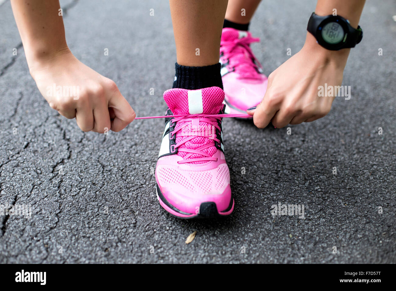 Giovane donna lacci delle scarpe di legatura Foto Stock