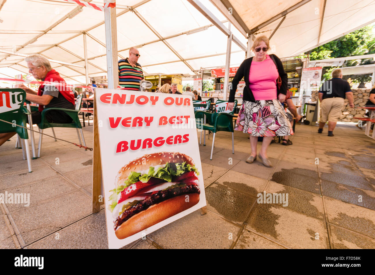 Firmare in un mercato alimentare "godere il nostro molto migliori hamburger' Foto Stock