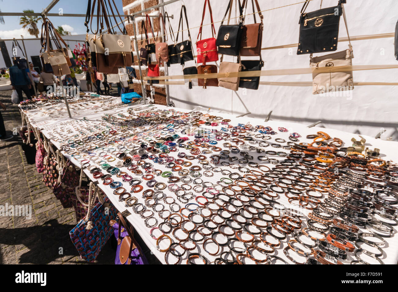 Borsette, gioielli e articoli di pelletteria compresi fake in vendita in una fase di stallo nel mercato di domenica nella città di Lanzarote di Teguise Foto Stock