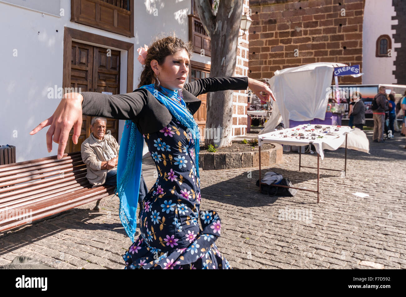 Una donna spagnola si esibisce presso il mercato della domenica nella città di Lanzarote di Teguise con tradizionale spagnolo di ballo flamenco Foto Stock